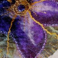 Filzkissen mit lila Blüte 38cm Bild 5