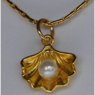 Sommer-Look - Goldfarbene Edelstahlkette mit goldfarbener Muschel und synthetischer Perle