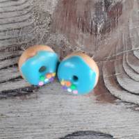 Ohrstecker Donut blau mit bunten Streuseln Ohrringe handmodelliert aus Fimo witziger Ohrschmuck aus Polymer Clay Bild 1