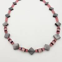 Perlen-Halskette mit Glaswürfeln und Muschel-Rauten in rosa grau mit Edelstahl und Hämatit-Scheiben 43 cm handgemacht Bild 1