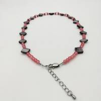 Perlen-Halskette mit Glaswürfeln und Muschel-Rauten in rosa grau mit Edelstahl und Hämatit-Scheiben 43 cm handgemacht Bild 3