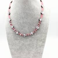 Perlen-Halskette mit Glaswürfeln und Muschel-Rauten in rosa grau mit Edelstahl und Hämatit-Scheiben 43 cm handgemacht Bild 4