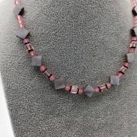 Perlen-Halskette mit Glaswürfeln und Muschel-Rauten in rosa grau mit Edelstahl und Hämatit-Scheiben 43 cm handgemacht Bild 6