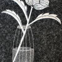 Edle Vase mit Blume Stickdatei , Frühlingsdeko 13 x 18 und 14 x 20 Shabby chic, bitte Format auswählen