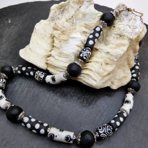 afrikanische Halskette - 46,7 cm+ - schwarz, weiß - handgemachte Krobo-Recyclingglas-Perlen - Pulverglas