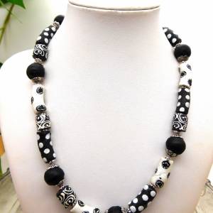 afrikanische Halskette - 46,7 cm+ - schwarz, weiß - handgemachte Krobo-Recyclingglas-Perlen - Pulverglas Bild 2
