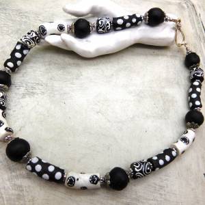 afrikanische Halskette - 46,7 cm+ - schwarz, weiß - handgemachte Krobo-Recyclingglas-Perlen - Pulverglas Bild 3
