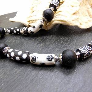 afrikanische Halskette - 46,7 cm+ - schwarz, weiß - handgemachte Krobo-Recyclingglas-Perlen - Pulverglas Bild 4