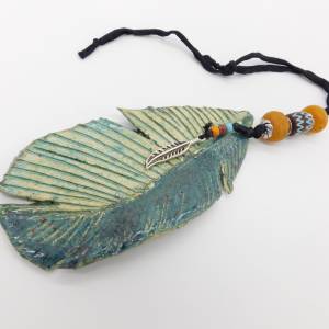 Keramik Feder zur Dekoration - handgemachte Pulverglasperlen am Seidenband - Hängedeko - petrol-türkis, orange - Indiane Bild 3