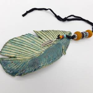 Keramik Feder zur Dekoration - handgemachte Pulverglasperlen am Seidenband - Hängedeko - petrol-türkis, orange - Indiane Bild 4