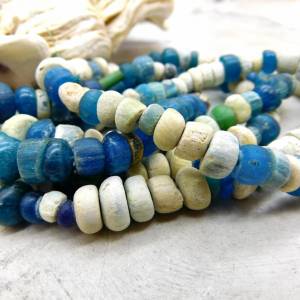 antike Glasperlen aus Djenné/Mali - Nila Glas-Perlen - blau, weiß teils krustig - langer Strang ca. 94cm Bild 1