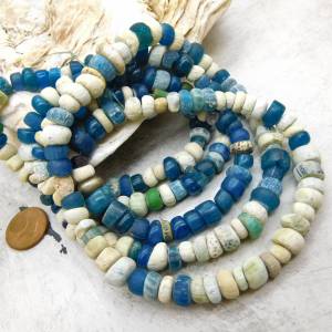 antike Glasperlen aus Djenné/Mali - Nila Glas-Perlen - blau, weiß teils krustig - langer Strang ca. 94cm Bild 3