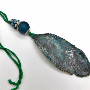 Keramik Feder zur Dekoration - Glasperlen am Seidenband, Hängedeko, petrol-türkis, dunkelblau Bild 2