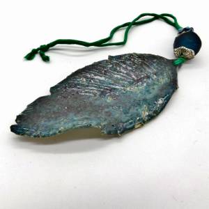 Keramik Feder zur Dekoration - Glasperlen am Seidenband, Hängedeko, petrol-türkis, dunkelblau Bild 4