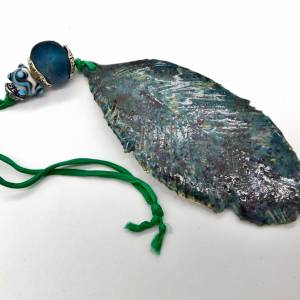 Keramik Feder zur Dekoration - Glasperlen am Seidenband, Hängedeko, petrol-türkis, dunkelblau Bild 5