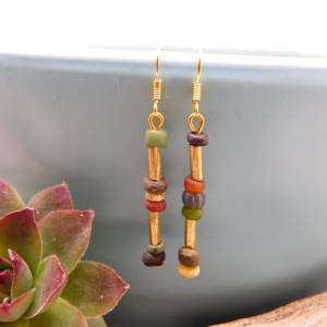 afrikanische Ohrringe - kleine handgemachte antike Glasperlen und Messing Röhren - messingfarben, goldfarben - Ausgrabun Bild 3