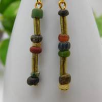 afrikanische Ohrringe - kleine handgemachte antike Glasperlen und Messing Röhren - messingfarben, goldfarben - Ausgrabun Bild 5