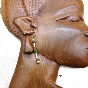 afrikanische Ohrringe - kleine handgemachte antike Glasperlen und Messing Röhren - messingfarben, goldfarben - Ausgrabun Bild 7