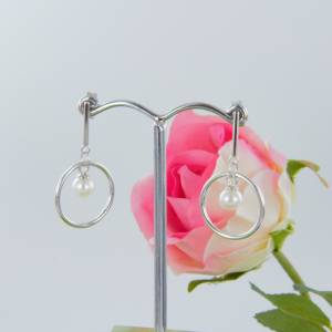 Silber Ohrhänger mit schwebender Perle im Reif Bild 8