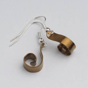 Titan - Ohrhänger; gold schillernde Farbe; Schnecke; Schnörkel; Spirale; sehr leicht Bild 4