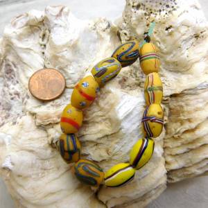 11 kleine alte venezianische Glasperlen in Olivenform aus dem Afrikahandel  - gelb - hübsche Murano Perlen, Handelsperle Bild 1