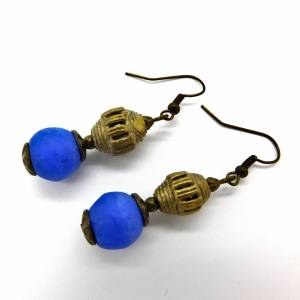 afrikanische Ohrhänger -  Bronze, handgemachte blaue Recyclingglasperlen - 5,2cm - andere Farben möglich Bild 1