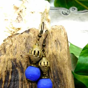 afrikanische Ohrhänger -  Bronze, handgemachte blaue Recyclingglasperlen - 5,2cm - andere Farben möglich Bild 4