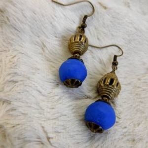 afrikanische Ohrhänger -  Bronze, handgemachte blaue Recyclingglasperlen - 5,2cm - andere Farben möglich Bild 7