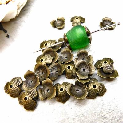 25 Perlkappen Blüte, Blätter - bronze - 11x2,7mm - Fädelloch 2mm - bronzefarben - Kappen