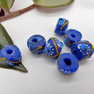 16 Stück - Krobo Pulverglas Perlen aus Ghana - mit Muster - blau, gelb, weiß - ca. 13x12mm Bild 1
