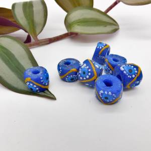 16 Stück - Krobo Pulverglas Perlen aus Ghana - mit Muster - blau, gelb, weiß - ca. 13x12mm Bild 3