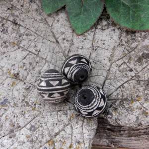 3 Stück mittlere Spinnwirtel, Tonperlen aus Mali - bikonisch - schwarz-weiß - 23x22mm Bild 5