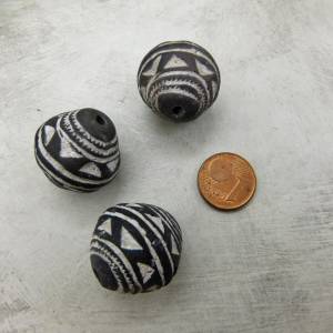 3 Stück mittlere Spinnwirtel, Tonperlen aus Mali - bikonisch - schwarz-weiß - 23x22mm Bild 6