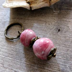 Schlüsselanhänger - handgemachte rosa Keramikperlen rosé glasiert, bronze - Schlüsselring Bild 4