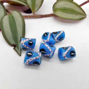 10 Stück - Krobo Pulverglas Perlen aus Ghana - mit Muster - jeansblau, rot, weiß - ca. 12x14mm Bild 1