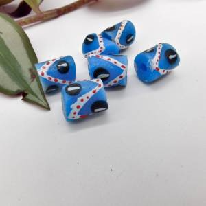 10 Stück - Krobo Pulverglas Perlen aus Ghana - mit Muster - jeansblau, rot, weiß - ca. 12x14mm Bild 4