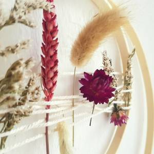 Makramee Traumfänger mit Trockenblumen | Trockenblumenkranz Wandbehang Blumenring Frühling Floraler Hoop Bild 4