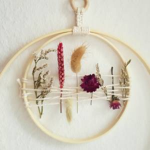 Makramee Traumfänger mit Trockenblumen | Trockenblumenkranz Wandbehang Blumenring Frühling Floraler Hoop Bild 5
