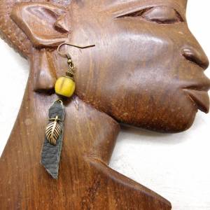 Bronze-Ohrhänger mit dunkelgrünem Leder und gelber indonesischer Glasperle in Melonenform - 7,7 cm Bild 5