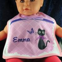 Dieses schöne Babylätzchen mit rosa Umrandung, den Namen "Emma" und lustiger Katze. Bild 1