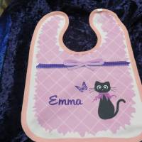 Dieses schöne Babylätzchen mit rosa Umrandung, den Namen "Emma" und lustiger Katze. Bild 2