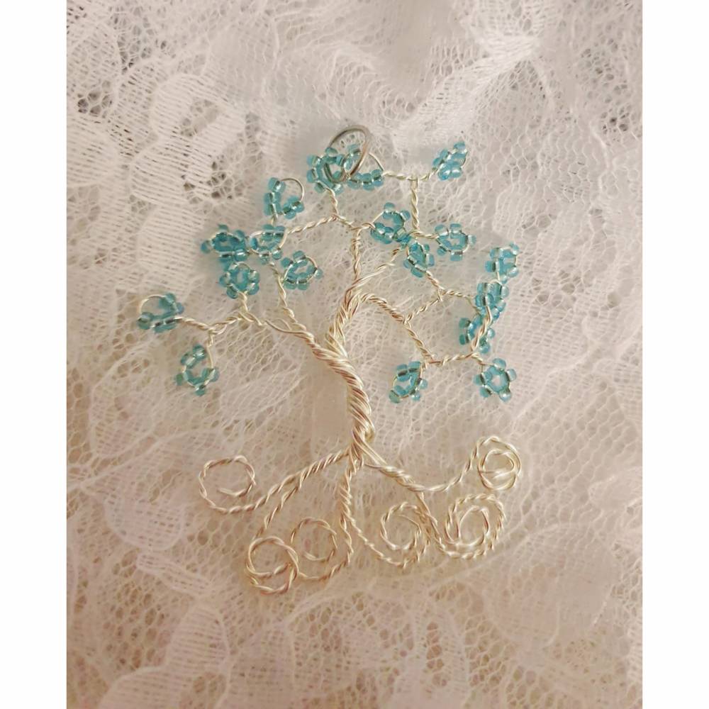 Anhänger "Lebensbaum" aus silbernen Draht mit blauen Perlen für Halsketten Bild 1