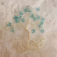 Anhänger "Lebensbaum" aus silbernen Draht mit blauen Perlen für Halsketten Bild 1
