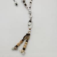 Sommerliche Lange Perlen-Halskette mit Muschel-Perlen in braun weiß silber 76 cm handgemachtes Unikat Bild 2