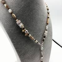 Sommerliche Lange Perlen-Halskette mit Muschel-Perlen in braun weiß silber 76 cm handgemachtes Unikat Bild 7