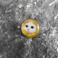 Katze mit Blume   Brosche 22 mm  rund mit Glascabochon versilbert Bild 1