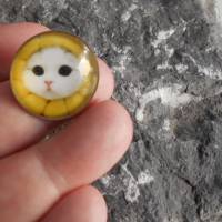 Katze mit Blume   Brosche 22 mm  rund mit Glascabochon versilbert Bild 3