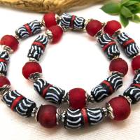 afrikanische Halskette - 47 cm-  rot, schwarz, weiß - handgemachte Krobo-Recyclingglas-Perlen - Pulverglas Bild 1