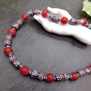 afrikanische Halskette - 47 cm-  rot, schwarz, weiß - handgemachte Krobo-Recyclingglas-Perlen - Pulverglas Bild 2