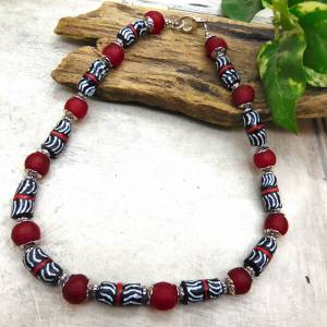 afrikanische Halskette - 47 cm-  rot, schwarz, weiß - handgemachte Krobo-Recyclingglas-Perlen - Pulverglas Bild 3